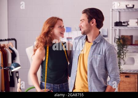 Ritratto di uomini e donne d'affari che si levano in piedi insieme nello studio di Moda Foto Stock