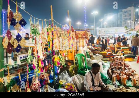 Kolkata, Bengala Occidentale, India - 31 Dicembre 2018 : prodotti di sospensione di murali di iuta fatti a mano, artigianato in vendita di notte durante la Fiera dell'Artigianato a Kolkat Foto Stock