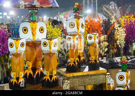 Kolkata, Bengala Occidentale, India - 31 Dicembre 2018 : gufi di legno, opere d'artigianato, in mostra durante la Fiera dell'Artigianato a Kolkata - il più grande han Foto Stock