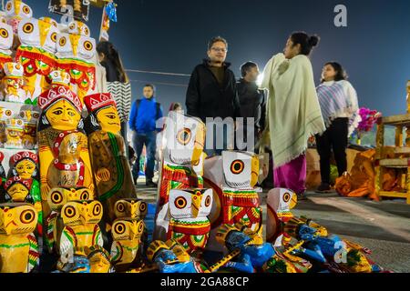 Kolkata, Bengala Occidentale, India - 31 Dicembre 2018 : gufi di legno e altre opere d'artigianato, in esposizione per la vendita durante la Fiera dell'Artigianato a Kolkata Foto Stock