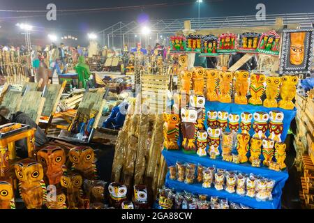 Kolkata, Bengala Occidentale, India - 31 Dicembre 2018 : gufi di legno, opere d'artigianato, in mostra durante la Fiera dell'Artigianato a Kolkata - il più grande han Foto Stock