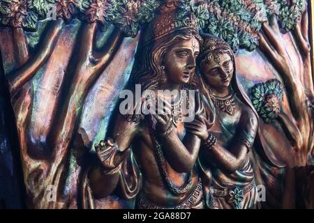 Lord Krishna in posa come flauto e Radha sorridente, Dea Durga con Son Ganesh, idoli decorativi in terracotta fatta a Krishnanagar, Nadia, West B. Foto Stock