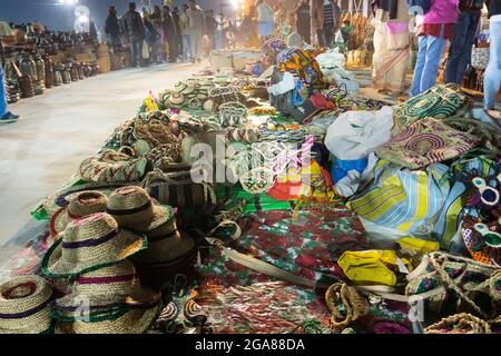 Kolkata, Bengala Occidentale, India - 31 Dicembre 2018 : Cappelli di iuta fatti a mano e altri prodotti, artigianato in vendita di notte durante la Fiera dell'Artigianato a Kolk Foto Stock