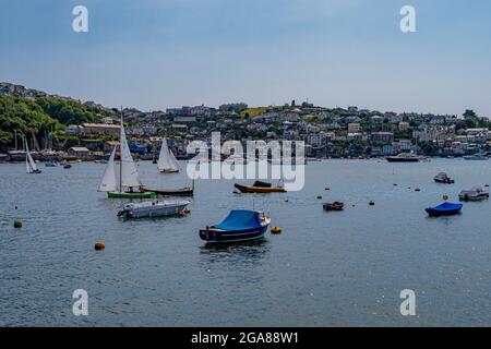 Si affaccia sul fiume Fowey / estuario a Polruan, Cornovaglia, Regno Unito. Foto Stock