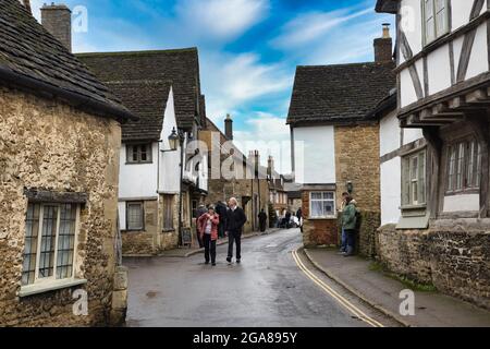 Una strada di belle case a volta, tipicamente inglese, nel villaggio di Lacock, Wiltshire, Inghilterra, Regno Unito Foto Stock