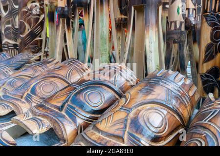 Maschere in legno o maschere tribali, artigianato, in esposizione durante la Fiera dell'Artigianato di Kolkata - la più grande fiera dell'Artigianato in Asia. Foto Stock