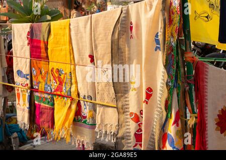 I sari colorati, le donne indiane tradizionali indossano, sono appesi per la vendita. Fiera dell'artigianato. L'artigianato è popolare industria rurale nel Bengala occidentale. Foto Stock