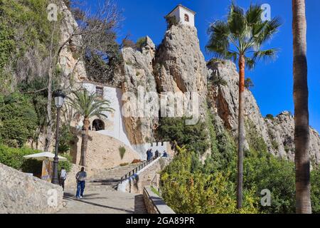 Guadalest villaggio si trova nella provincia di Alicante nella regione di Valencia e Murcia, Spagna. Questo è il passaggio pedonale fino all'ingresso della montagna Foto Stock