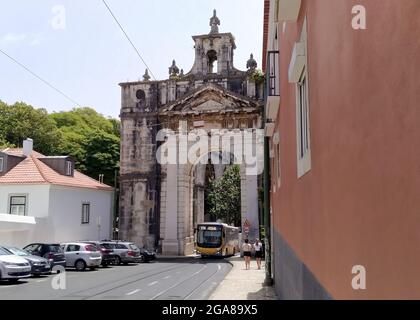 Aguas Livres Aqueduct arco commemorativo, 18 ° secolo, nel quartiere Amoreiras, Lisbona, Portogallo Foto Stock