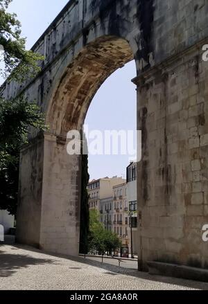 Uno degli archi in pietra della sezione Amoreiras del XVIII secolo Aguas Livres Aqueduct, Lisbona, Portogallo Foto Stock