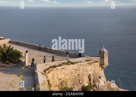 Una vista sulla cima delle mura del castello di Santa Barbara con il Mar Mediterraneo oltre, ad Alicante, Spagna. La gente vista vedere Foto Stock