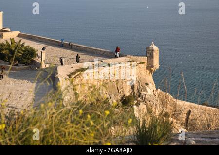 Una vista sulla cima delle mura del castello di Santa Barbara con il Mar Mediterraneo oltre, ad Alicante, Spagna. La gente vista vedere Foto Stock