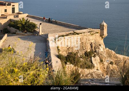 Una vista sulla cima delle mura del castello di Santa Barbara con il Mar Mediterraneo oltre, ad Alicante, Spagna. La gente vista vedere Foto Stock