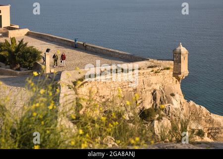 Una vista sulla cima delle mura del castello di Santa Barbara con il Mar Mediterraneo oltre, ad Alicante, Spagna. La gente vista vedere Foto Stock