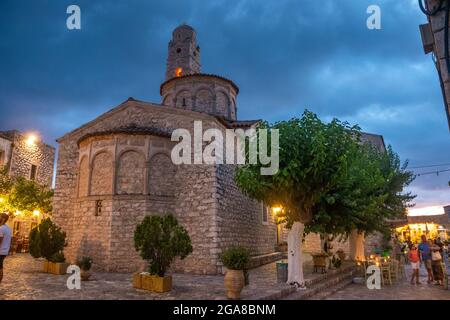 La bellissima città di Areopoli con edifici architettonici tradizionali e case in pietra a Laconia, Grecia Foto Stock