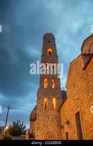 La bellissima città di Areopoli con edifici architettonici tradizionali e case in pietra a Laconia, Grecia Foto Stock