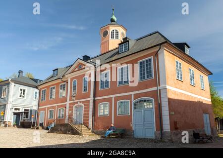 Porvoo, Finlandia - 7 maggio 2016: Municipio di Porvoo. La gente comune è sulla strada Foto Stock