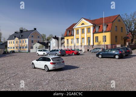 Porvoo, Finlandia - 7 maggio 2016: Vista sulla strada della città vecchia di Porvoo con le auto parcheggiate su una piazza acciottolata Foto Stock