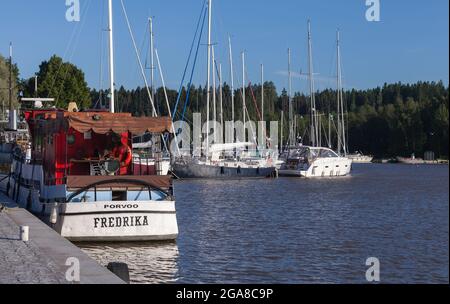 Porvoo, Finlandia - 16 luglio 2016: Barche a vela ormeggiate nel porto turistico della città vecchia di Porvoo Foto Stock