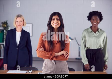 Ritratto del team multi-Racial Business femminile in piedi in ufficio Foto Stock