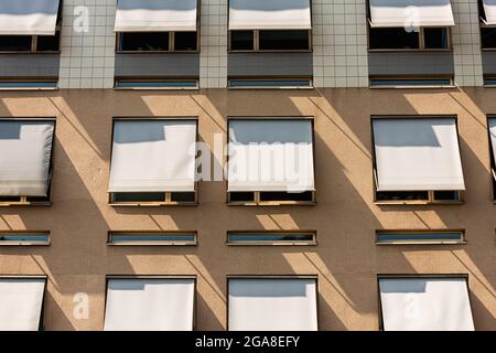 Ombrellone sulle finestre di un edificio di uffici Foto Stock