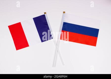 Bandiera della Francia e bandiera della Russia si incrociavano su sfondo bianco. Isolato. L'immagine illustra il rapporto tra i paesi Foto Stock