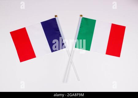 Bandiera della Francia e bandiera dell'Italia attraversate l'una dall'altra su sfondo bianco. Isolato. L'immagine illustra il rapporto tra i paesi Foto Stock