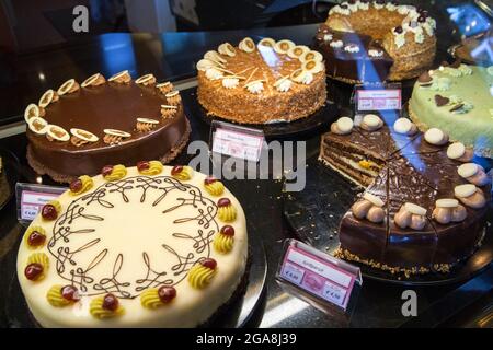 Torte esposte nel ristorante Sachertorte di Berlino, Germania. Foto Stock