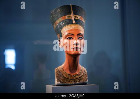Busto calcareo di Nefertiti, la Grande moglie reale del faraone egiziano Akhenaten. Situato nel Neues Museum di Berlino, Germania Foto Stock