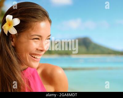 Donna felice con Frangipani Fiore in capelli Foto Stock