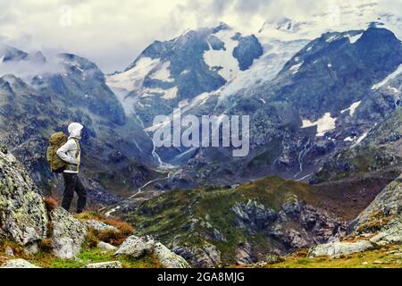 Escursionista in piedi sulle Montagne Rocciose Escursioni all'aperto Foto Stock