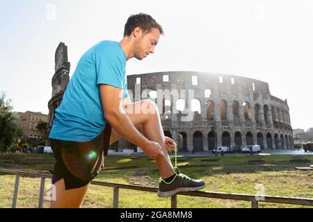 Jogger Running Tying Shoelaces by Colosseum Foto Stock