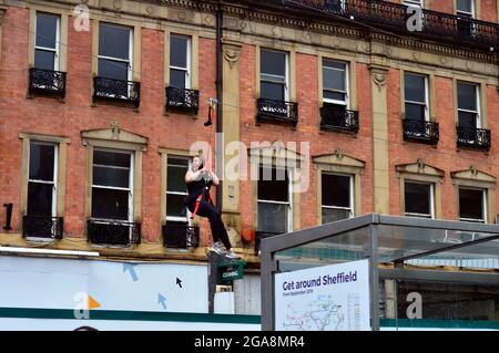 SHEFFIELD. SOUTH YORKSHIRE. INGHILTERRA. 07-10-21. Pinstone Street, uno scivolo di morte in posizione nel centro della città. Un pilota che scende. Foto Stock