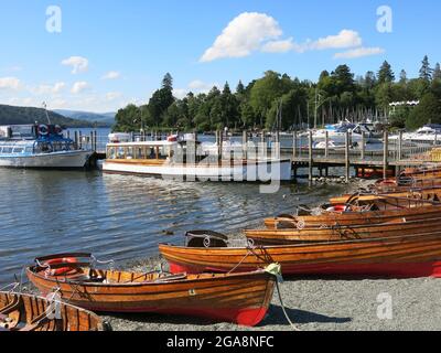 Barche a remi a noleggio si allineano sulla riva di Bowness-on-Windermere, una popolare destinazione turistica nel Distretto dei Laghi Inglesi. Foto Stock