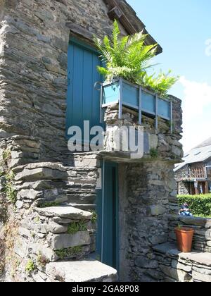 Uno degli edifici più rappresentativi del Lake District, la Little Bridge House costruita sul fiume Stock Beck risale al 17 ° secolo, Ambleside. Foto Stock