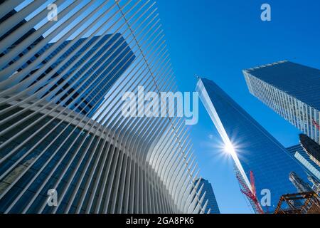 Il sole illumina One World Trade Center a Lower Manhattan a New York City NY USA il 7 marzo 2021. Foto Stock