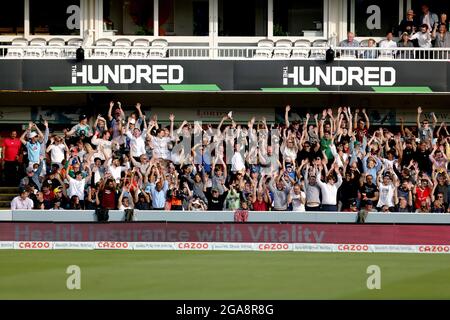 Una visione generale tifosi che fanno un'onda messicana durante la partita cento al Lord's London. Data immagine: Giovedì 29 luglio 2021. Foto Stock