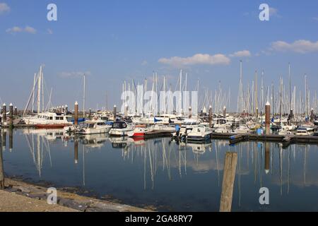 il porto turistico con barche da pesca e yacht di breskens sulla costa olandese in estate con un cielo blu e riflesso in acqua Foto Stock