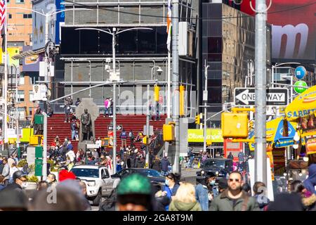 Un anno dopo l'epidemia di crisi della malattia di Coronavirus a Times Square New York City. Foto Stock