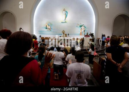 salvador, bahia, brasile - 13 ottobre 2019: I devoti di Santa Dulce dei poveri sono visti durante la messa al Santuario di Santa nella città di Salvador. Foto Stock