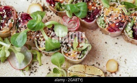 Rotoli di carta di riso vietnamita. Cucina asiatica. Rulli a molla Foto Stock