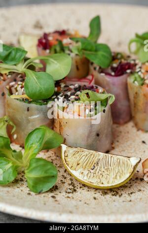 Rotoli di carta di riso vietnamita. Cucina asiatica. Rulli a molla Foto Stock