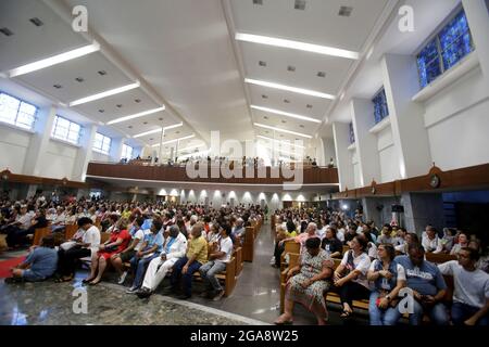 salvador, bahia, brasile - 13 ottobre 2019: I devoti di Santa Dulce dei poveri sono visti durante la messa al Santuario di Santa nella città di Salvador. Foto Stock