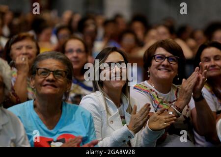 salvador, bahia, brasile - 13 ottobre 2019: I devoti di Santa Dulce dei poveri sono visti durante la messa al Santuario di Santa nella città di Salvador. Foto Stock