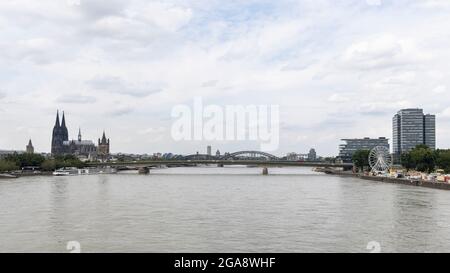 Skyline urbano e fiume Reno in Germania Foto Stock