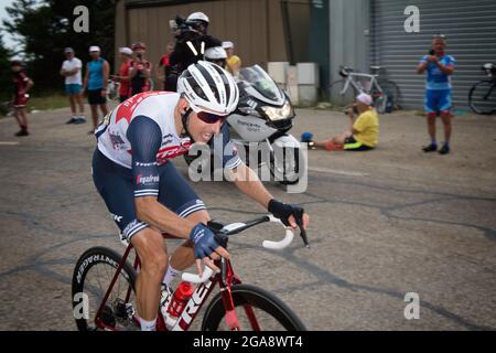 Bauke Mollema in azione durante la salita di Mont-Ventoux in Tour de France 2021. Si è classificato 3° della tappa. L'undicesima tappa del Tour de France 2021 si svolge tra Sorgues e Malaucene con una doppia salita del Mont-Ventoux. Vincitore del palco è Wout Van Aert. Foto Stock