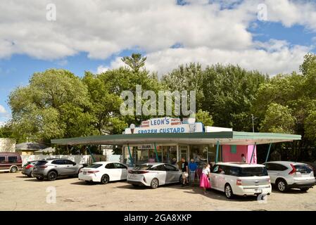 Automobili e altri veicoli parcheggiati presso la custodia Frozen di Leon, dove i clienti mangiano la crema pasticcera e il fast food in veicoli dopo gli ordini effettuati, Oshkosh, WI, USA Foto Stock