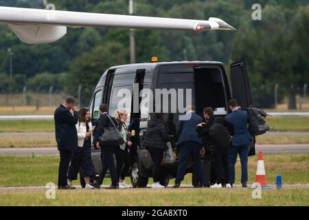 Glasgow, Scozia, Regno Unito. 29 luglio 2021. NELLA FOTO: Cancelliere britannico dello scacchiere, Rt Hon Rishi Sunak MP ha visto andare sul suo jet aereo privato in partenza dall'aeroporto internazionale di Glasgow dopo aver visitato una serie di aziende in Scozia e aver mantenuto i legami con l'Unione. Credit: Colin Fisher/Alamy Live News Foto Stock