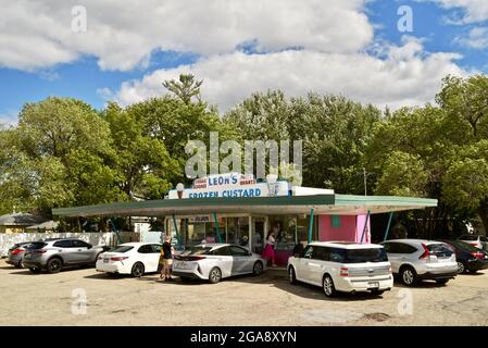 Automobili e altri veicoli parcheggiati presso la custodia Frozen di Leon, dove i clienti mangiano la crema pasticcera e il fast food in veicoli dopo gli ordini effettuati, Oshkosh, WI, USA Foto Stock