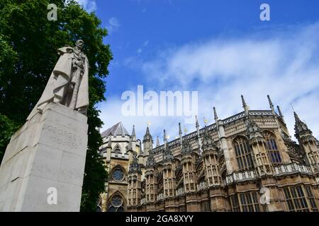 La statua di Re Giorgio V vicino alla Lady Chapel of Westminster Abbey a Londra, Regno Unito Foto Stock